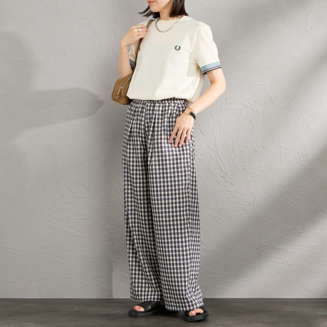 FRED PERRY [フレッドペリー] ワンポイントロゴ刺繍 ツインティップTシャツ [M2396] 560 ECRU &&モデル身長：160cm 着用サイズ：S&&