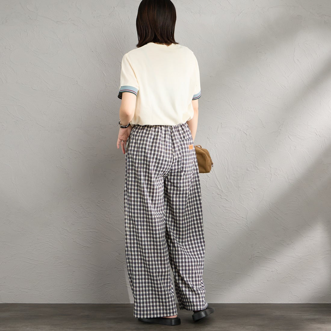 FRED PERRY [フレッドペリー] ワンポイントロゴ刺繍 ツインティップTシャツ [M2396] 560 ECRU &&モデル身長：160cm 着用サイズ：S&&