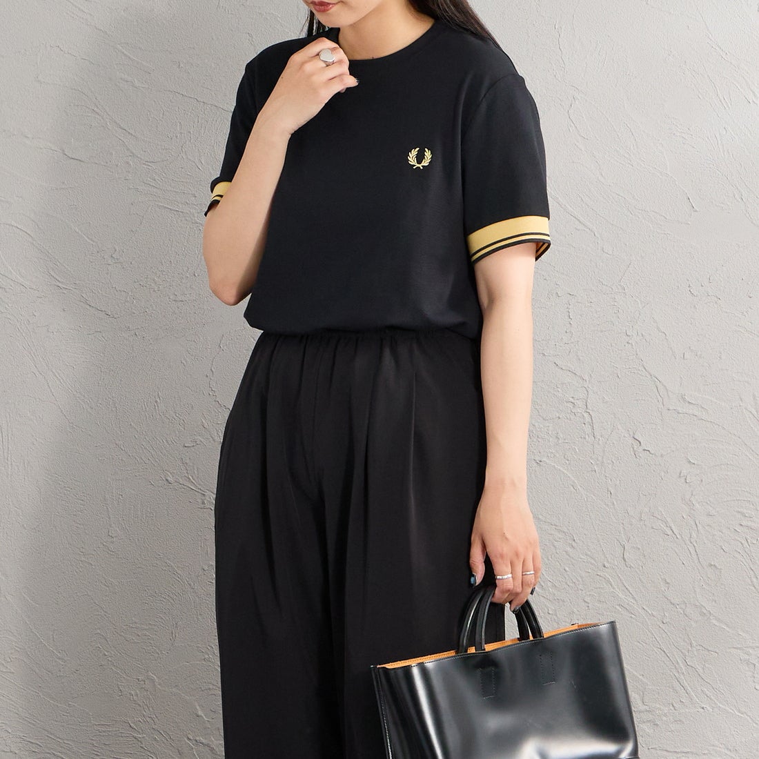 FRED PERRY [フレッドペリー] ワンポイントロゴ刺繍 ツインティップTシャツ [M2396] 90A BLACK &&モデル身長：156cm 着用サイズ：S&&