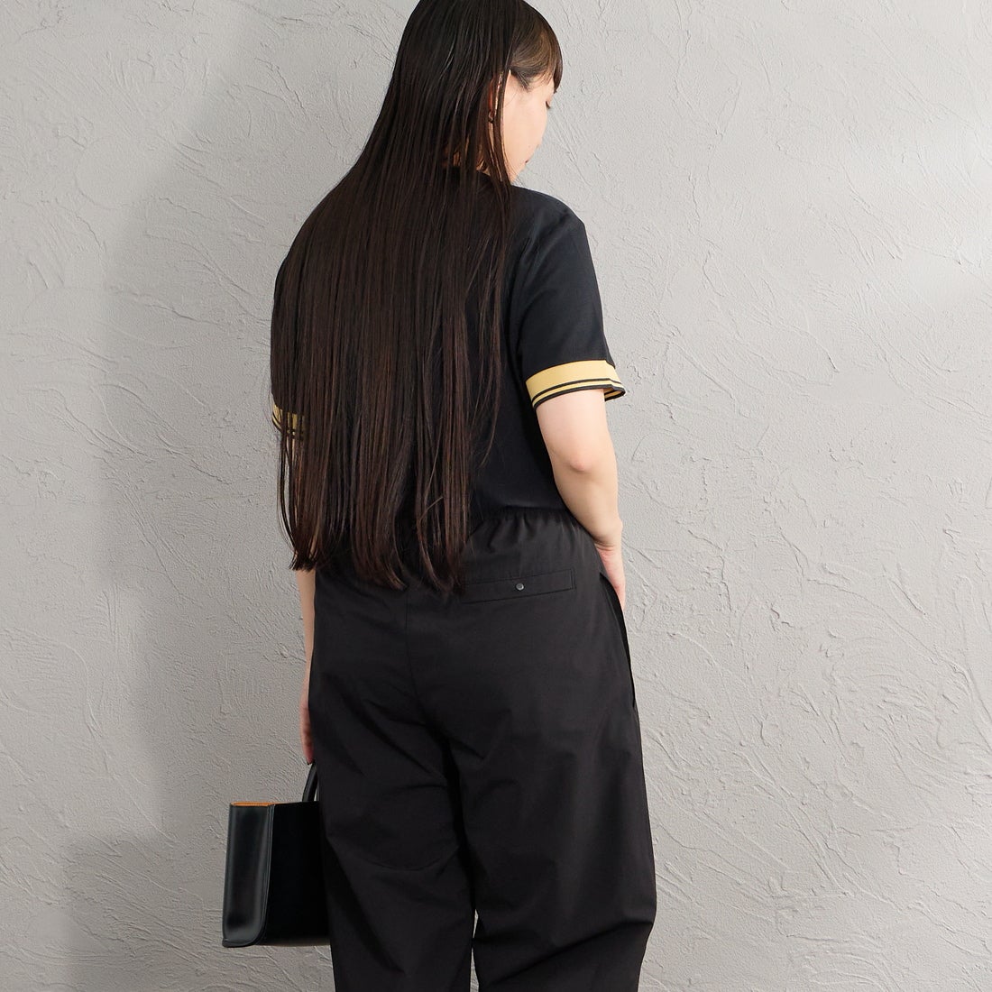 FRED PERRY [フレッドペリー] ワンポイントロゴ刺繍 ツインティップTシャツ [M2396] 90A BLACK &&モデル身長：156cm 着用サイズ：S&&