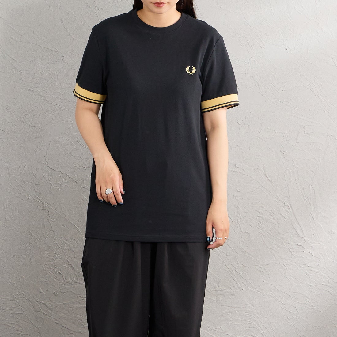 FRED PERRY [フレッドペリー] ワンポイントロゴ刺繍 ツインティップTシャツ [M2396] 90A BLACK &&モデル身長：156cm 着用サイズ：S&&