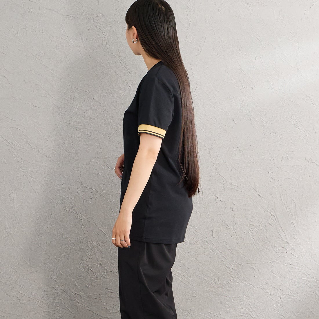 FRED PERRY [フレッドペリー] ワンポイントロゴ刺繍 ツインティップTシャツ [M2396] 90A BLACK &&モデル身長：156cm 着用サイズ：S&&