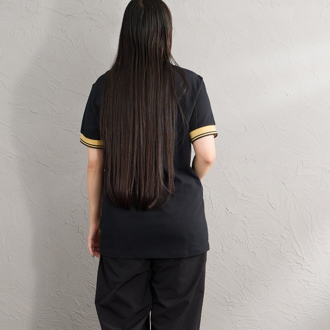FRED PERRY [フレッドペリー] ワンポイントロゴ刺繍 ツインティップTシャツ [M2396] 90A BLACK &&モデル身長：156cm 着用サイズ：S&&