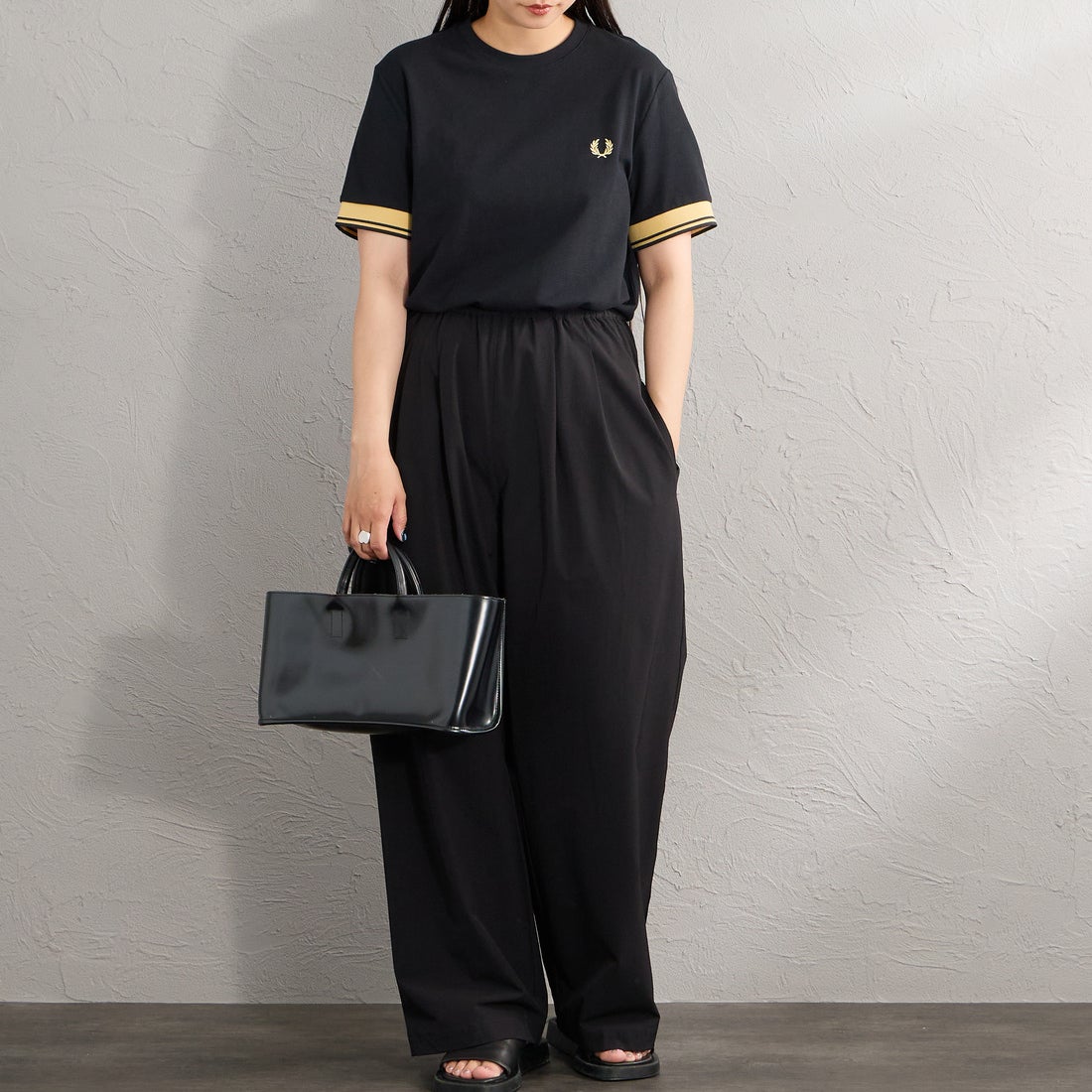 FRED PERRY [フレッドペリー] ワンポイントロゴ刺繍 ツインティップTシャツ [M2396] 90A BLACK &&モデル身長：156cm 着用サイズ：S&&