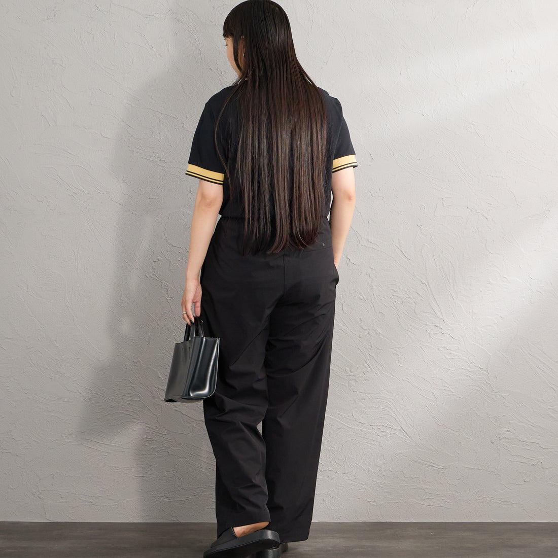 FRED PERRY [フレッドペリー] ワンポイントロゴ刺繍 ツインティップTシャツ [M2396] 90A BLACK &&モデル身長：156cm 着用サイズ：S&&