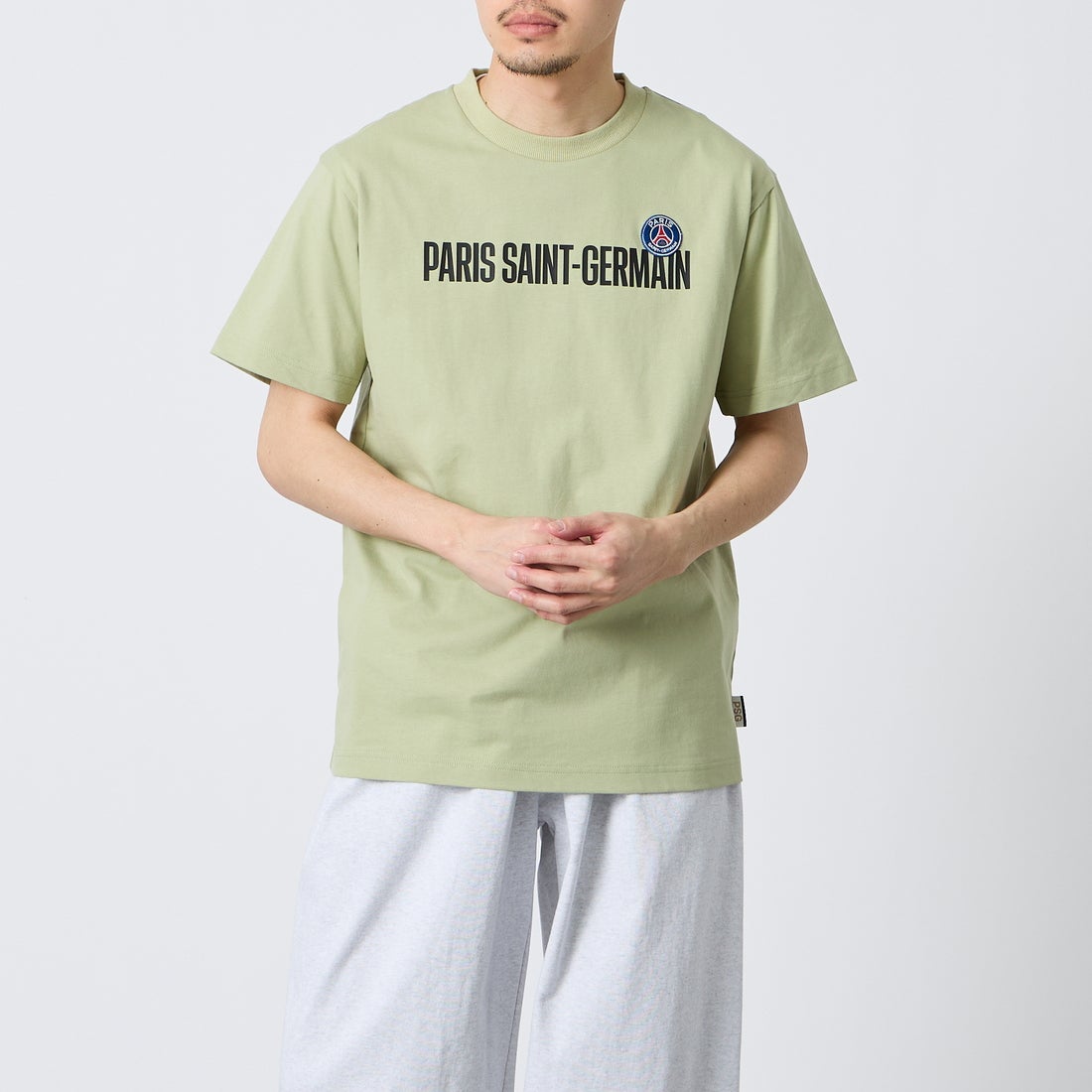 PARIS SAINT-GERMAN [パリ・サンジェルマン] PSGロゴプリント ショートスリーブTシャツ [PS0126SS0003] LT.KHAKI &&モデル身長：168cm 着用サイズ：M&&