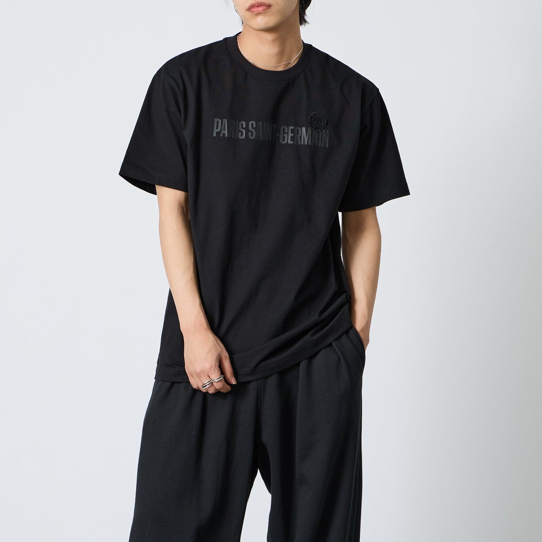 PARIS SAINT-GERMAN [パリ・サンジェルマン] PSGロゴプリント ショートスリーブTシャツ [PS0126SS0003] BLACK &&モデル身長：179cm 着用サイズ：XL&&