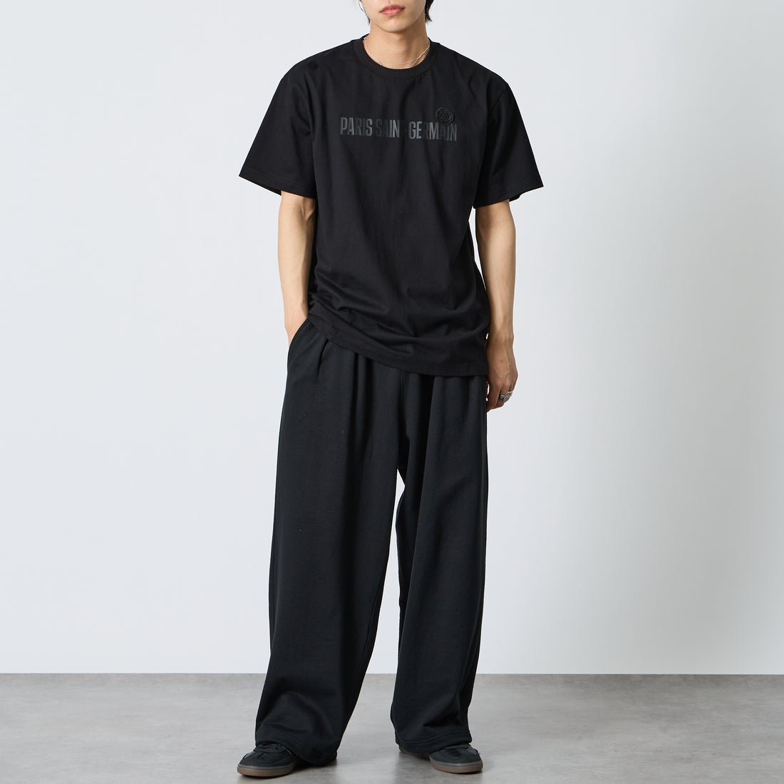 PARIS SAINT-GERMAN [パリ・サンジェルマン] PSGロゴプリント ショートスリーブTシャツ [PS0126SS0003] BLACK &&モデル身長：179cm 着用サイズ：XL&&