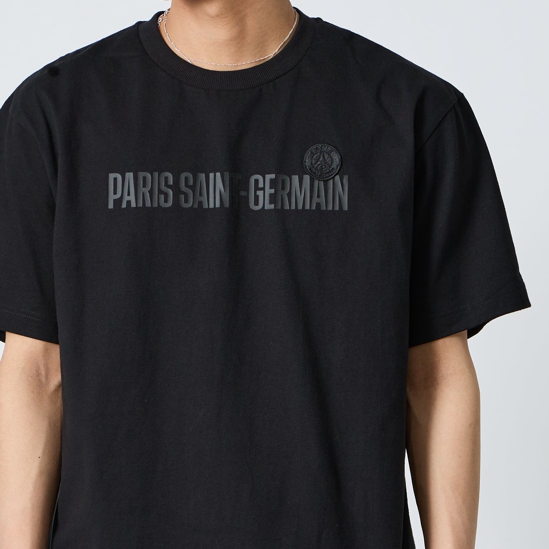 PARIS SAINT-GERMAN [パリ・サンジェルマン] PSGロゴプリント ショートスリーブTシャツ [PS0126SS0003] BLACK &&モデル身長：179cm 着用サイズ：XL&&