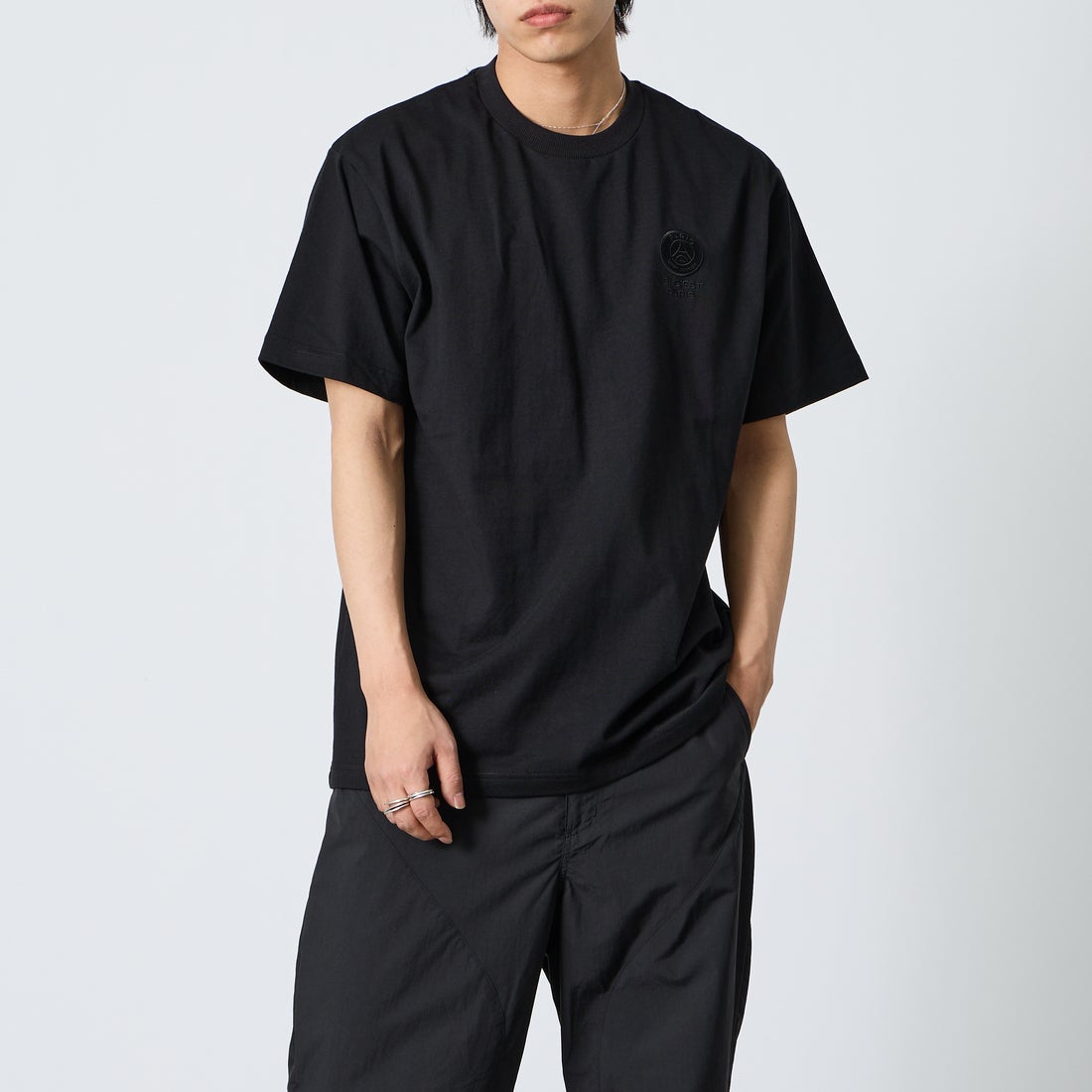 PARIS SAINT-GERMAN [パリ・サンジェルマン] バーティカルロゴ バックプリント ショートスリーブTシャツ [PS0126SS0004] BLACK &&モデル身長：179cm 着用サイズ：XL&&