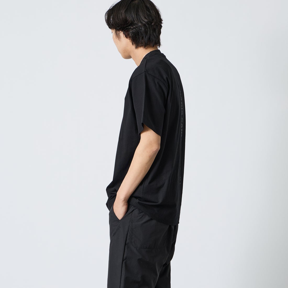 PARIS SAINT-GERMAN [パリ・サンジェルマン] バーティカルロゴ バックプリント ショートスリーブTシャツ [PS0126SS0004] BLACK &&モデル身長：179cm 着用サイズ：XL&&