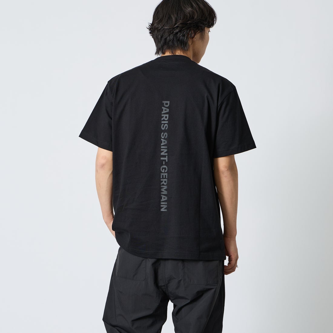 PARIS SAINT-GERMAN [パリ・サンジェルマン] バーティカルロゴ バックプリント ショートスリーブTシャツ [PS0126SS0004] BLACK &&モデル身長：179cm 着用サイズ：XL&&