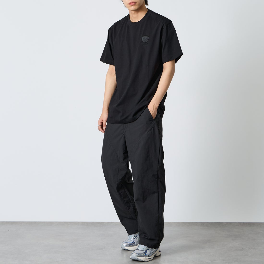 PARIS SAINT-GERMAN [パリ・サンジェルマン] バーティカルロゴ バックプリント ショートスリーブTシャツ [PS0126SS0004] BLACK &&モデル身長：179cm 着用サイズ：XL&&