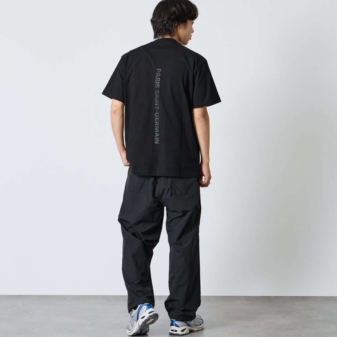 PARIS SAINT-GERMAN [パリ・サンジェルマン] バーティカルロゴ バックプリント ショートスリーブTシャツ [PS0126SS0004] BLACK &&モデル身長：179cm 着用サイズ：XL&&