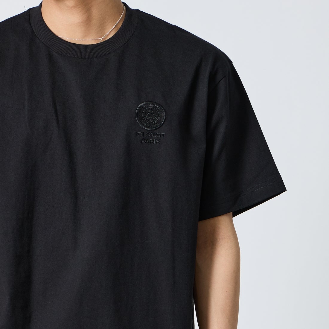 PARIS SAINT-GERMAN [パリ・サンジェルマン] バーティカルロゴ バックプリント ショートスリーブTシャツ [PS0126SS0004] BLACK &&モデル身長：179cm 着用サイズ：XL&&