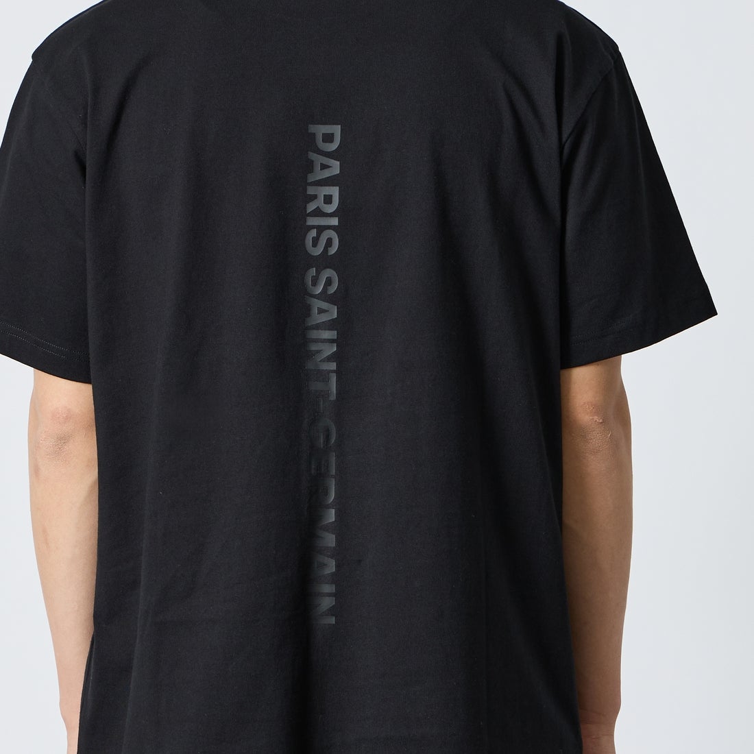 PARIS SAINT-GERMAN [パリ・サンジェルマン] バーティカルロゴ バックプリント ショートスリーブTシャツ [PS0126SS0004] BLACK &&モデル身長：179cm 着用サイズ：XL&&