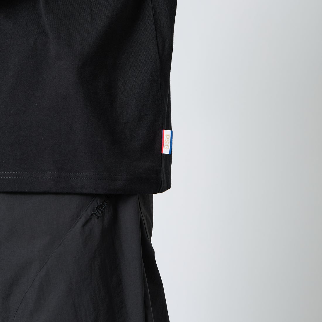 PARIS SAINT-GERMAN [パリ・サンジェルマン] バーティカルロゴ バックプリント ショートスリーブTシャツ [PS0126SS0004] BLACK &&モデル身長：179cm 着用サイズ：XL&&