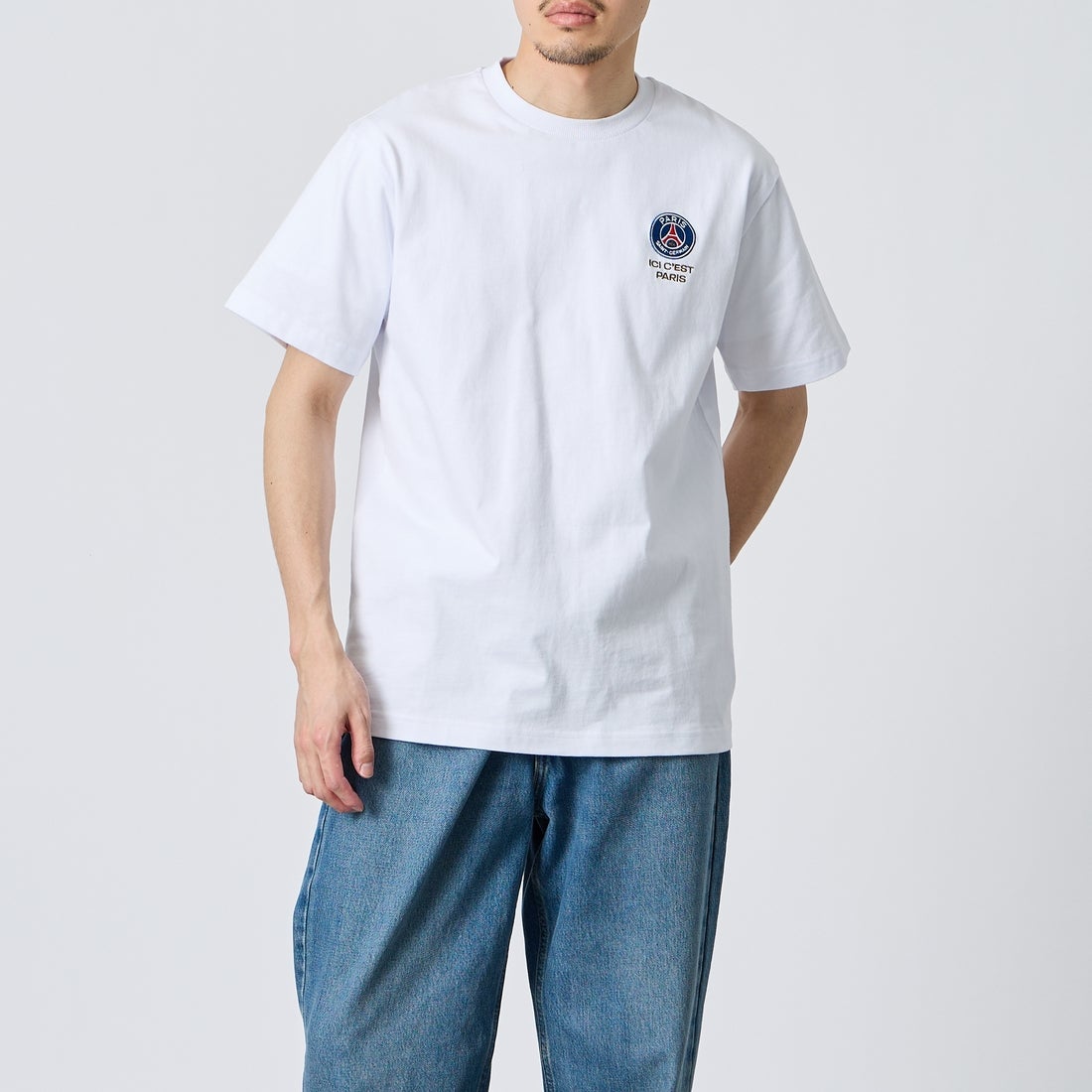PARIS SAINT-GERMAN [パリ・サンジェルマン] バーティカルロゴ バックプリント ショートスリーブTシャツ [PS0126SS0004] WHITE &&モデル身長：168cm 着用サイズ：M&&