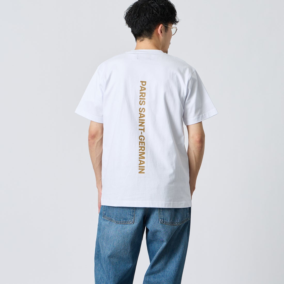 PARIS SAINT-GERMAN [パリ・サンジェルマン] バーティカルロゴ バックプリント ショートスリーブTシャツ [PS0126SS0004] WHITE &&モデル身長：168cm 着用サイズ：M&&