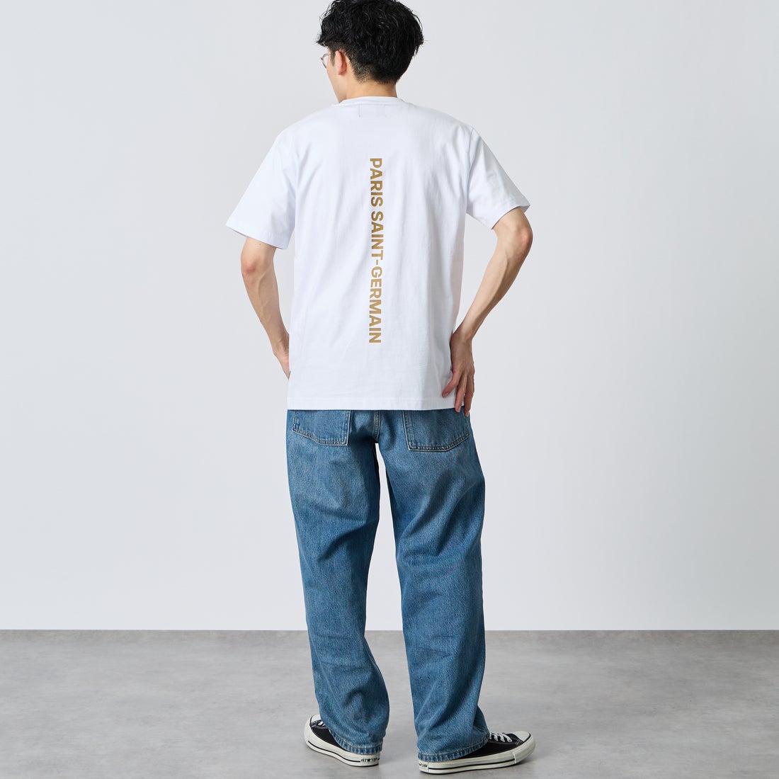 PARIS SAINT-GERMAN [パリ・サンジェルマン] バーティカルロゴ バックプリント ショートスリーブTシャツ [PS0126SS0004] WHITE &&モデル身長：168cm 着用サイズ：M&&