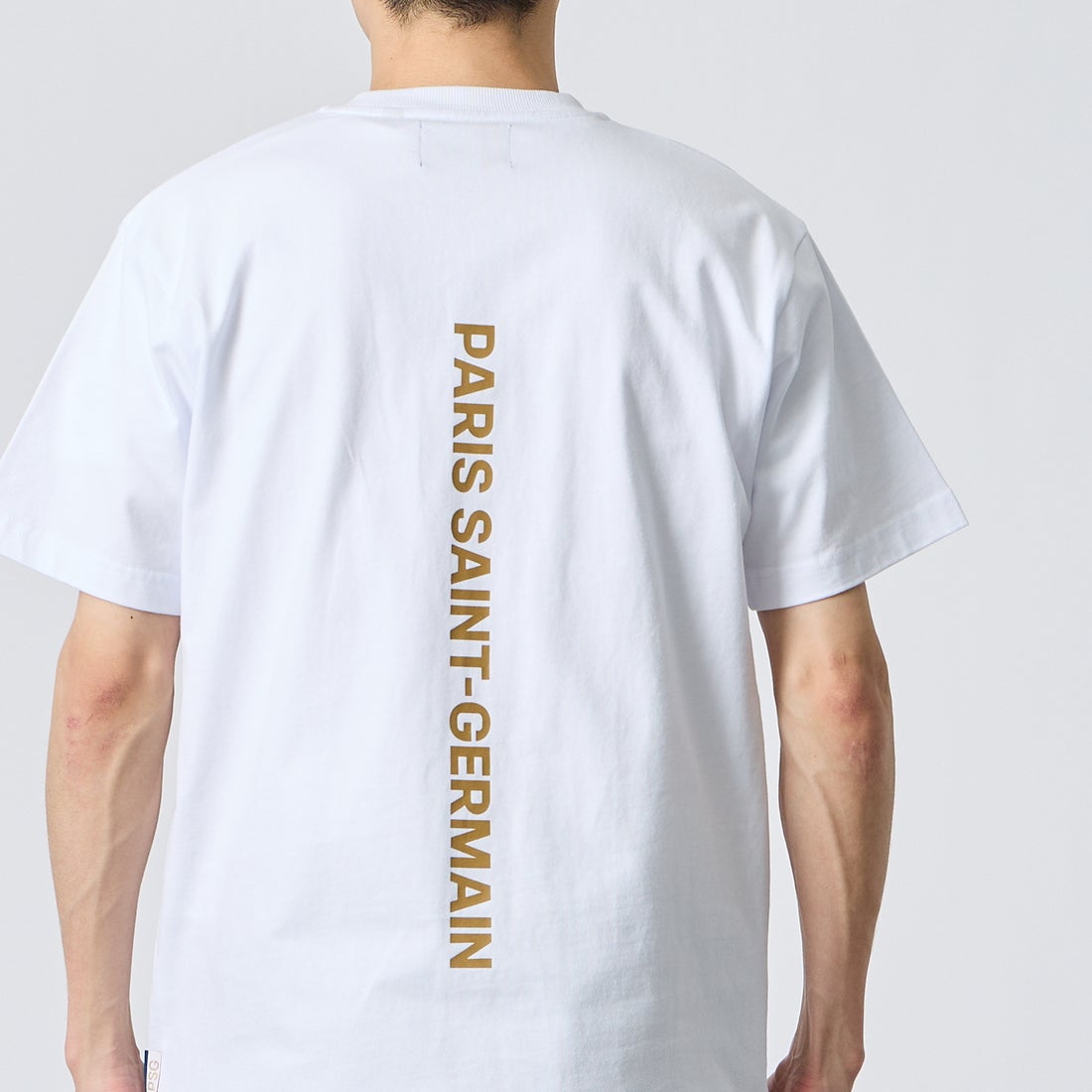 PARIS SAINT-GERMAN [パリ・サンジェルマン] バーティカルロゴ バックプリント ショートスリーブTシャツ [PS0126SS0004] WHITE &&モデル身長：168cm 着用サイズ：M&&