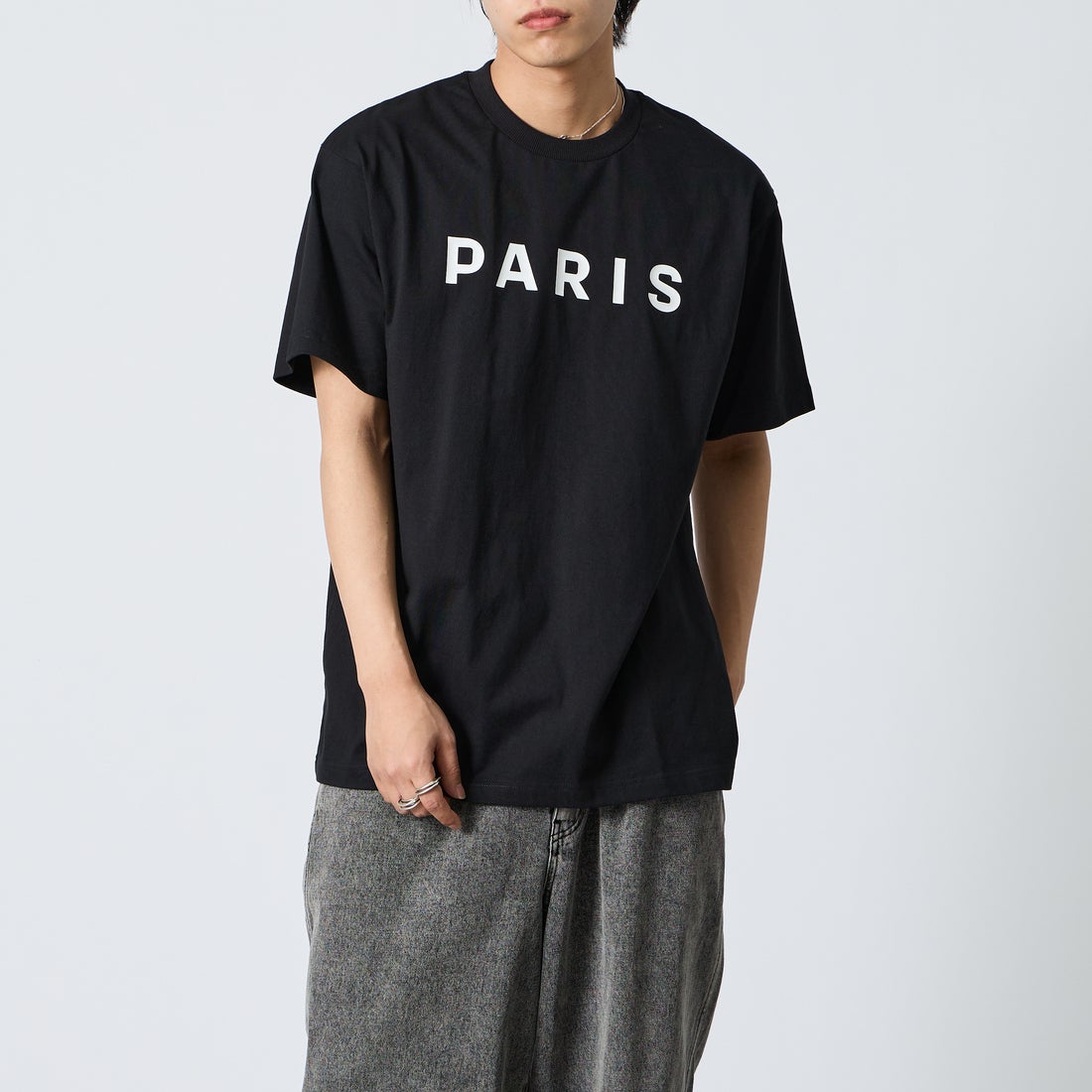 PARIS SAINT-GERMAN [パリ・サンジェルマン] PARISロゴ ラバープリント ショートスリーブTシャツ [PS0126SS0006] BLACK &&モデル身長：179cm 着用サイズ：XL&&