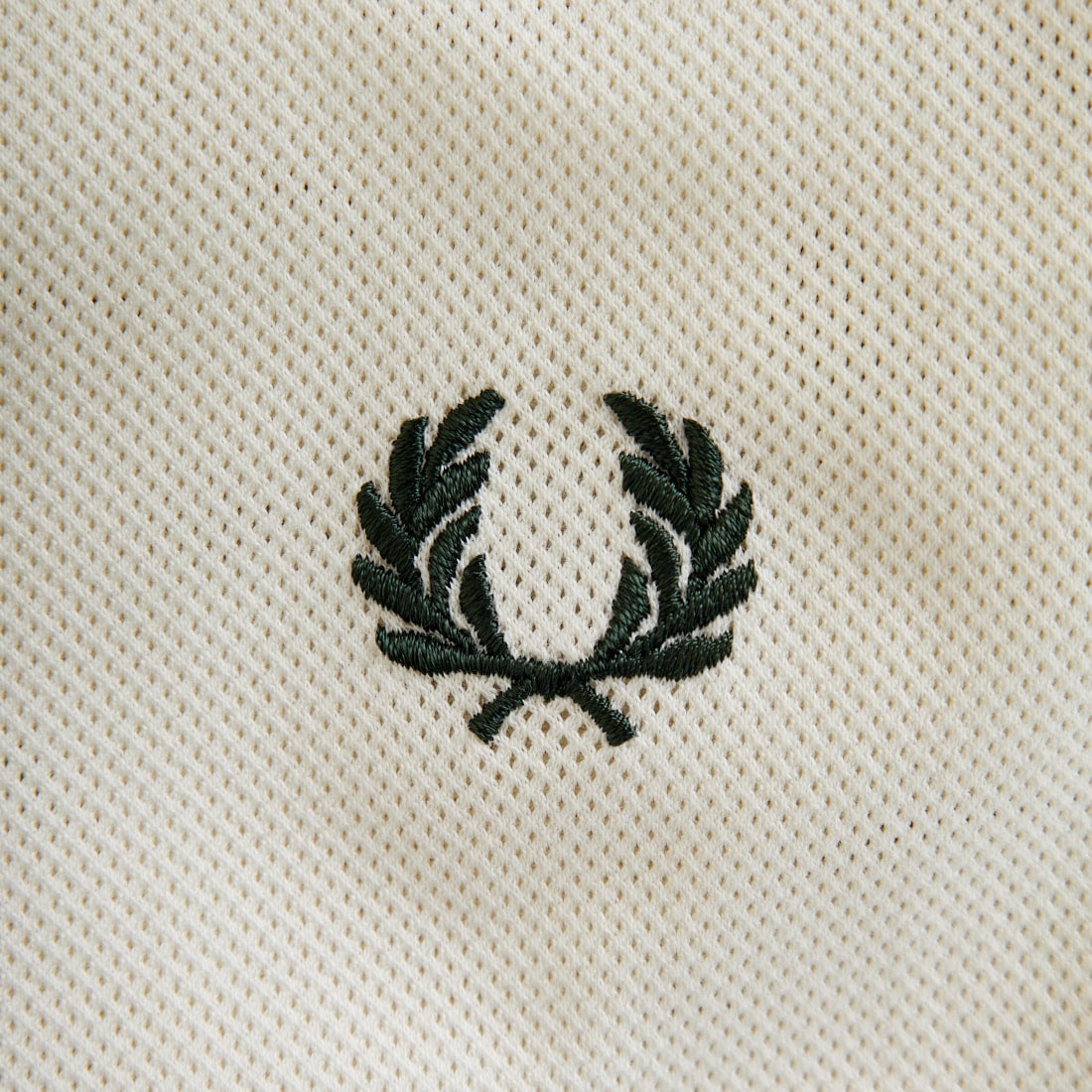 FRED PERRY [フレッドペリー] コンプレスメッシュ ワンポイントロゴ刺繍 ショートスリーブシャツ [M1745] 560 ECRU