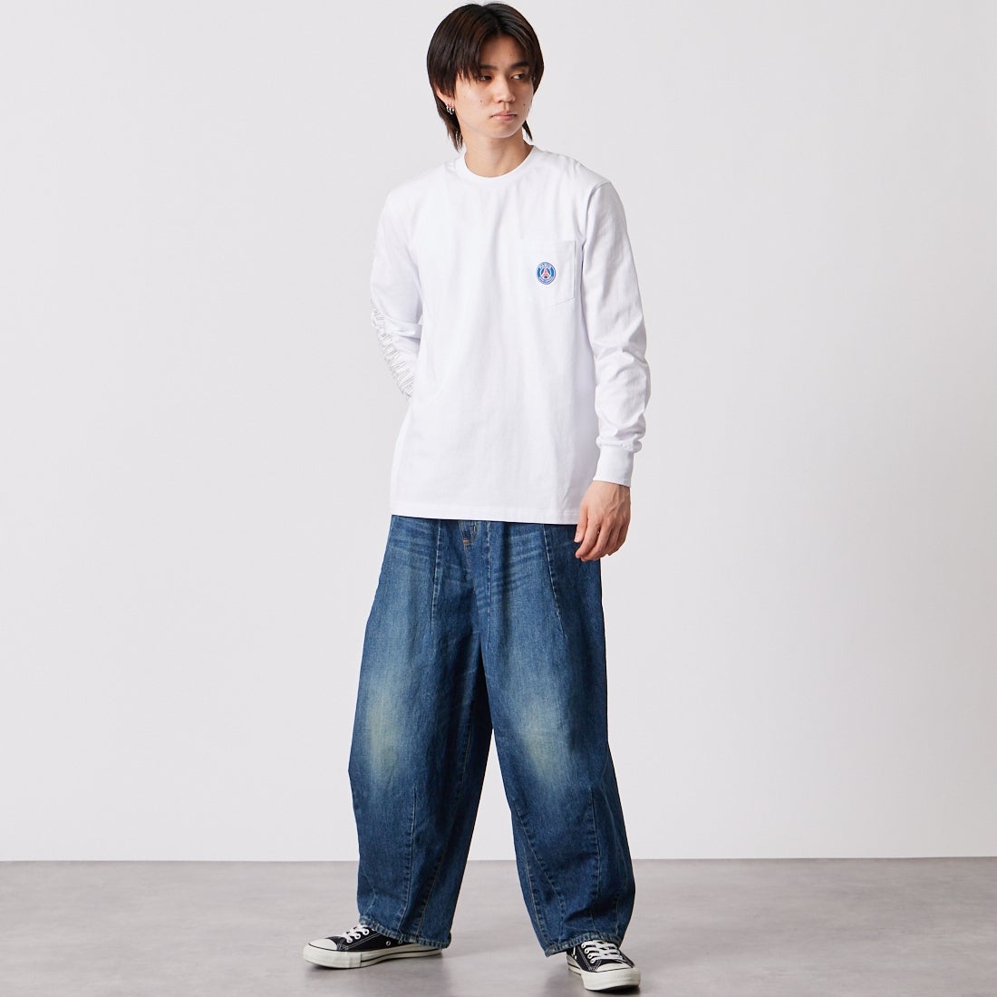 PARIS SAINT-GERMAN [パリ・サンジェルマン] ワッペン刺繍ロゴ スリーブプリント ロングスリーブTシャツ [PS0326SS0001] WHITE &&モデル身長：177cm 着用サイズ：M&&