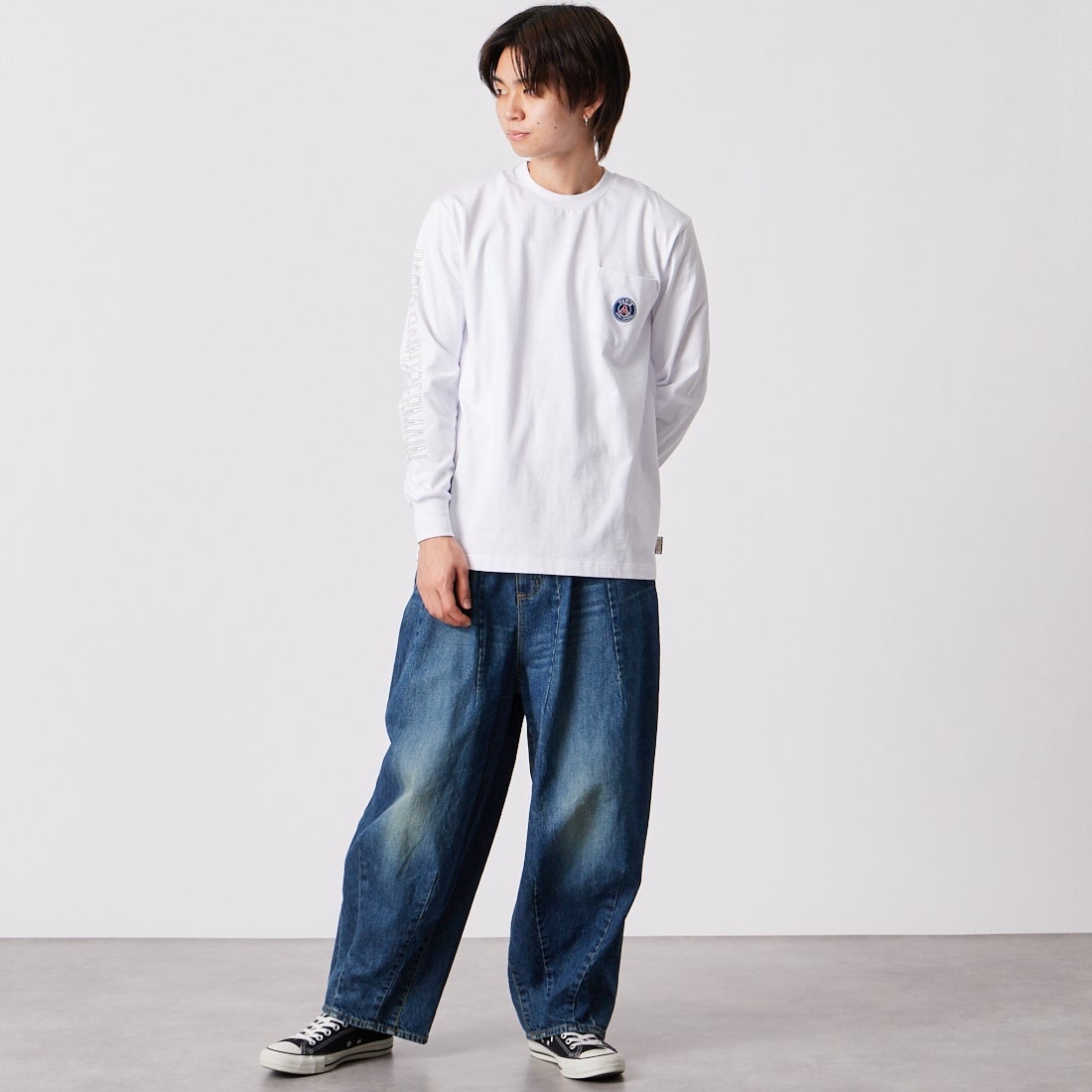 PARIS SAINT-GERMAN [パリ・サンジェルマン] ワッペン刺繍ロゴ スリーブプリント ロングスリーブTシャツ [PS0326SS0001] WHITE &&モデル身長：177cm 着用サイズ：M&&