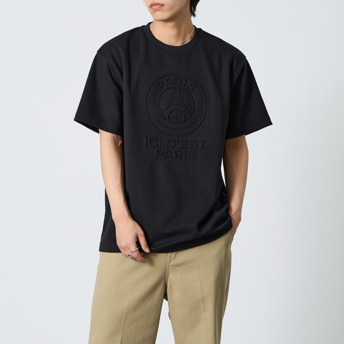 PARIS SAINT-GERMAN [パリ・サンジェルマン] PSGエンボスロゴ ショートスリーブTシャツ [PS0526SS0001] BLACK &&モデル身長：179cm 着用サイズ：XL&&