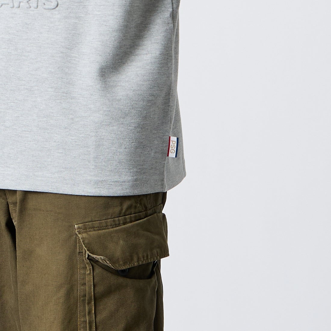 PARIS SAINT-GERMAN [パリ・サンジェルマン] PSGエンボスロゴ ショートスリーブTシャツ [PS0526SS0001] H.GRAY &&モデル身長：167cm 着用サイズ：M&&