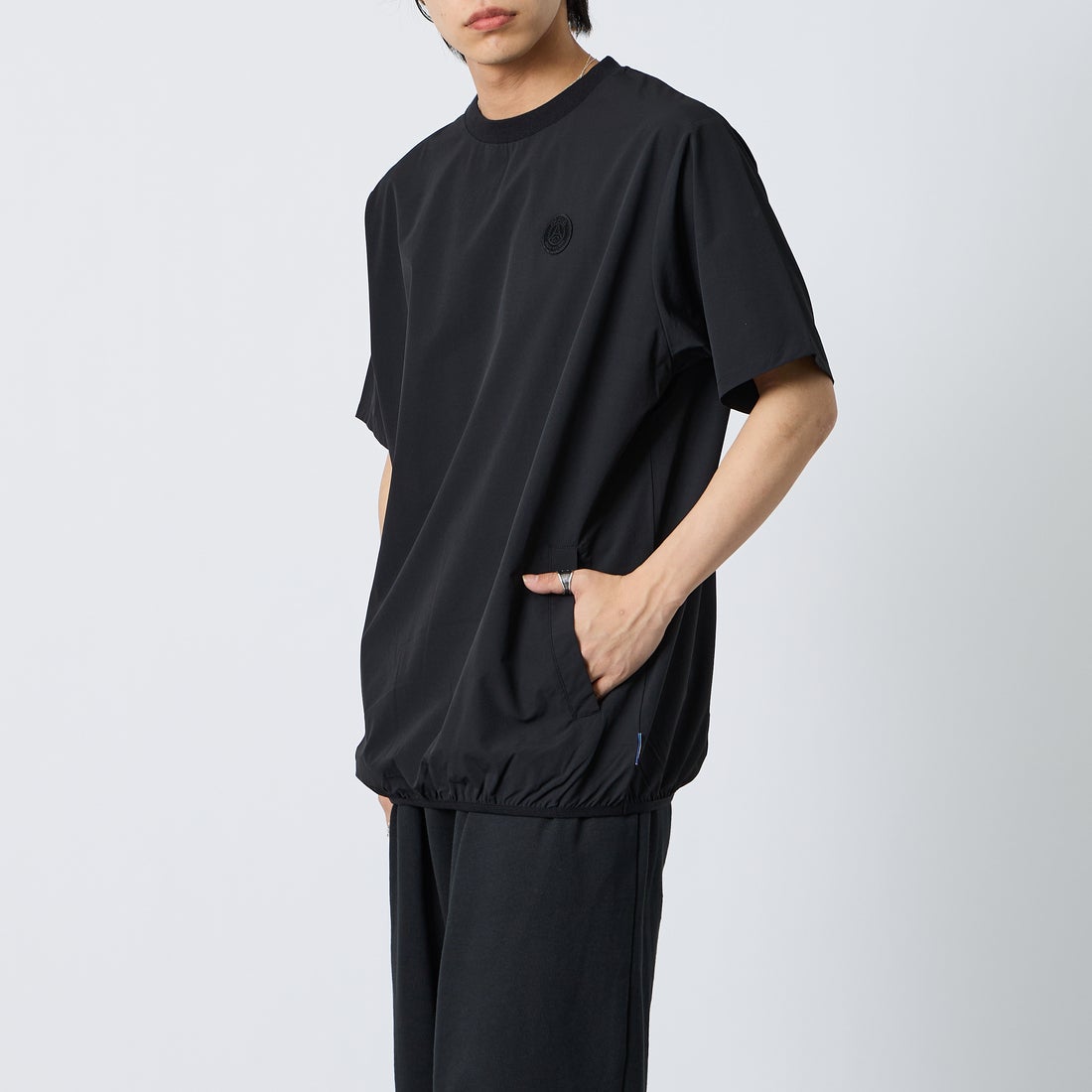 PARIS SAINT-GERMAN [パリ・サンジェルマン] ワッペン刺繍ロゴ バックプリント ショートスリーブTシャツ [PS2126SS0001] BLACK &&モデル身長：179cm 着用サイズ：XL&&GERMAN [パリ・サンジェルマン] ワッペン刺繍ロゴ バックプリント ショートスリーブTシャツ [PS2126SS0001] BLACK