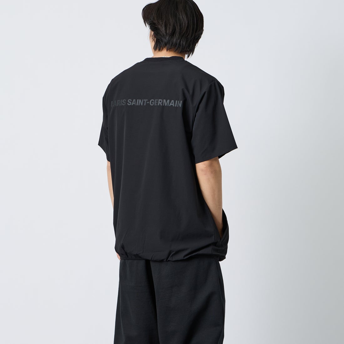 PARIS SAINT-GERMAN [パリ・サンジェルマン] ワッペン刺繍ロゴ バックプリント ショートスリーブTシャツ [PS2126SS0001] BLACK &&モデル身長：179cm 着用サイズ：XL&&
