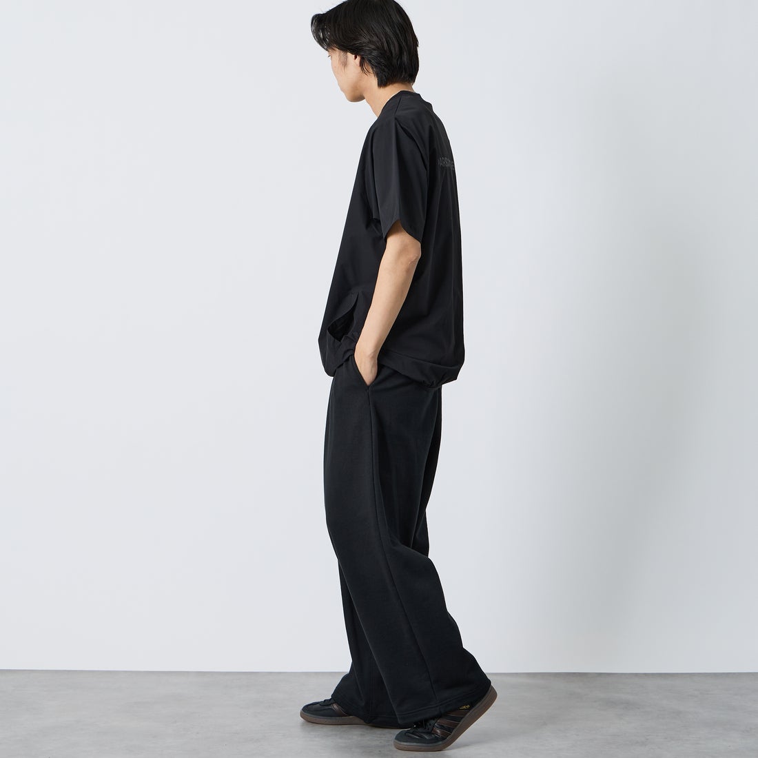 PARIS SAINT-GERMAN [パリ・サンジェルマン] ワッペン刺繍ロゴ バックプリント ショートスリーブTシャツ [PS2126SS0001] BLACK &&モデル身長：179cm 着用サイズ：XL&&ERMAN [パリ・サンジェルマン] ワッペン刺繍ロゴ バックプリント ショートスリーブTシャツ [PS2126SS0001] BLACK