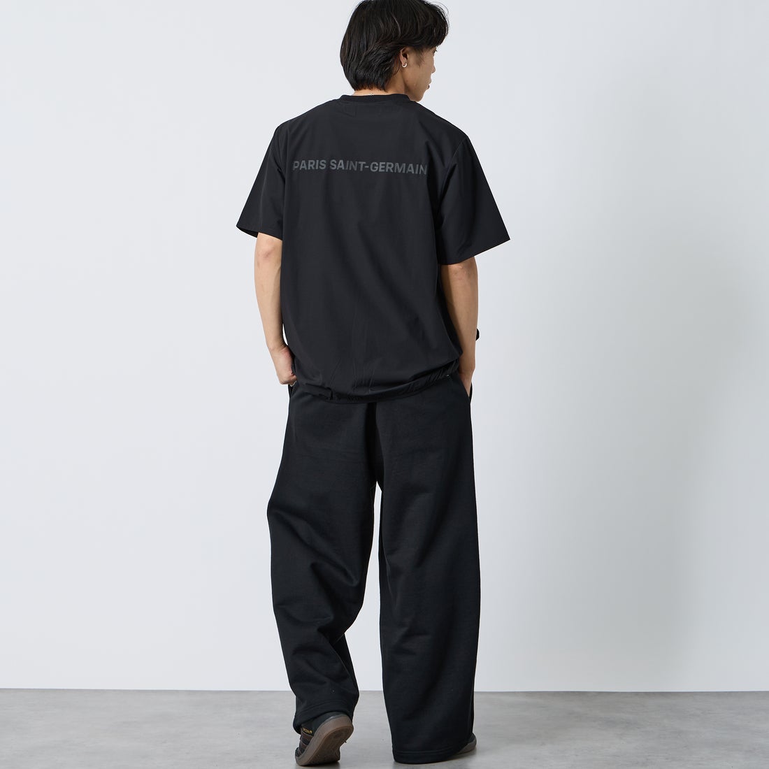 PARIS SAINT-GERMAN [パリ・サンジェルマン] ワッペン刺繍ロゴ バックプリント ショートスリーブTシャツ [PS2126SS0001] BLACK &&モデル身長：179cm 着用サイズ：XL&&