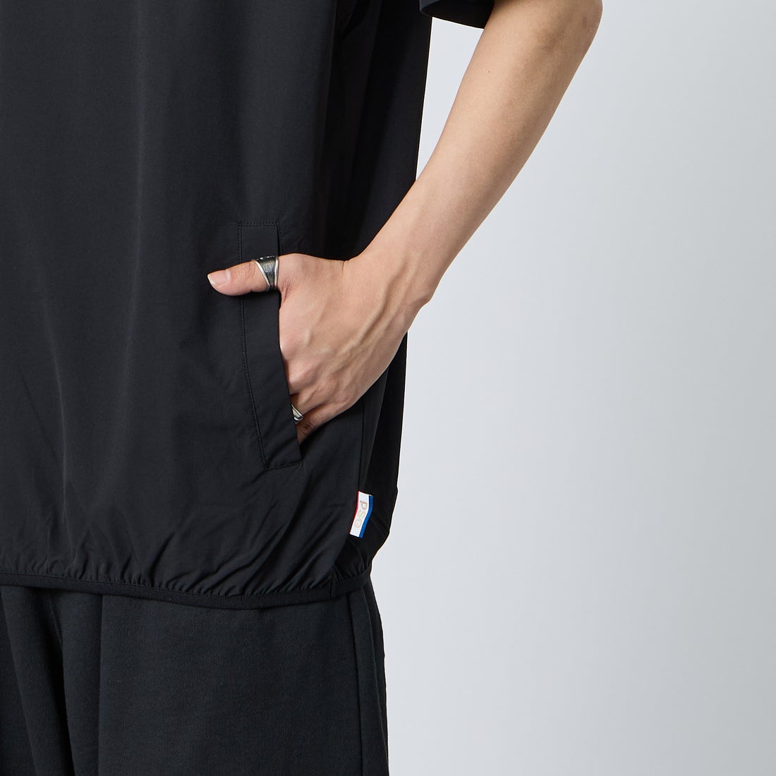 PARIS SAINT-GERMAN [パリ・サンジェルマン] ワッペン刺繍ロゴ バックプリント ショートスリーブTシャツ [PS2126SS0001] BLACK &&モデル身長：179cm 着用サイズ：XL&&ERMAN [パリ・サンジェルマン] ワッペン刺繍ロゴ バックプリント ショートスリーブTシャツ [PS2126SS0001] LT.GRAY