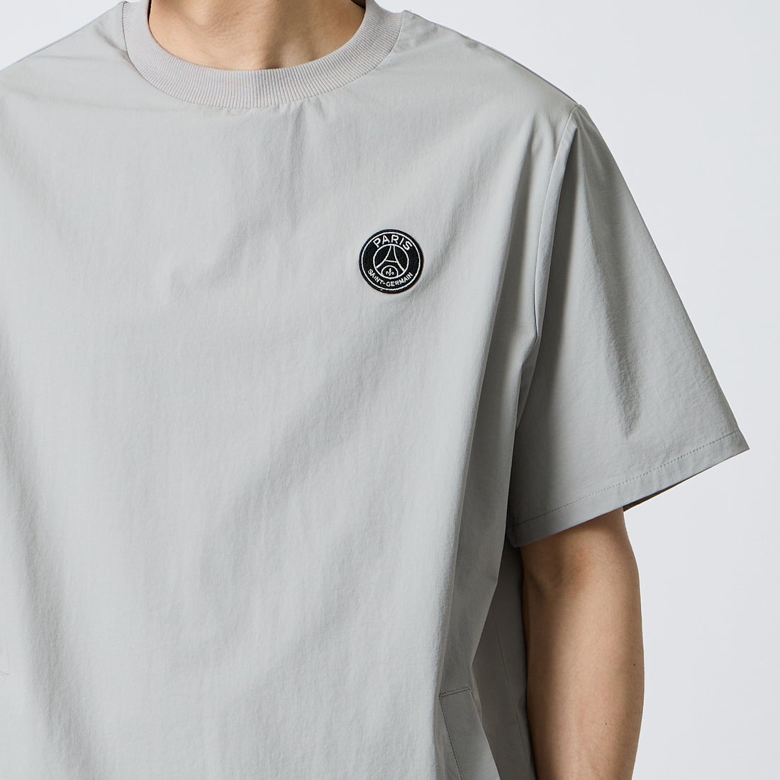 PARIS SAINT-GERMAN [パリ・サンジェルマン] ワッペン刺繍ロゴ バックプリント ショートスリーブTシャツ [PS2126SS0001] LT.GRAY &&モデル身長：168cm 着用サイズ：M&&
