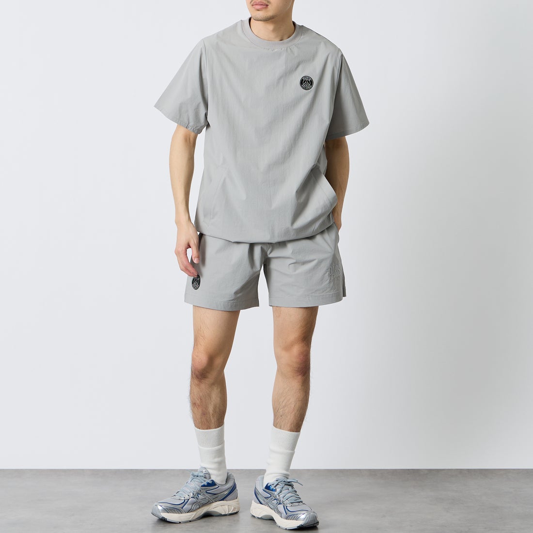 PARIS SAINT-GERMAN [パリ・サンジェルマン] ワッペン刺繍ロゴ バックプリント ショートスリーブTシャツ [PS2126SS0001] LT.GRAY &&モデル身長：168cm 着用サイズ：M&&