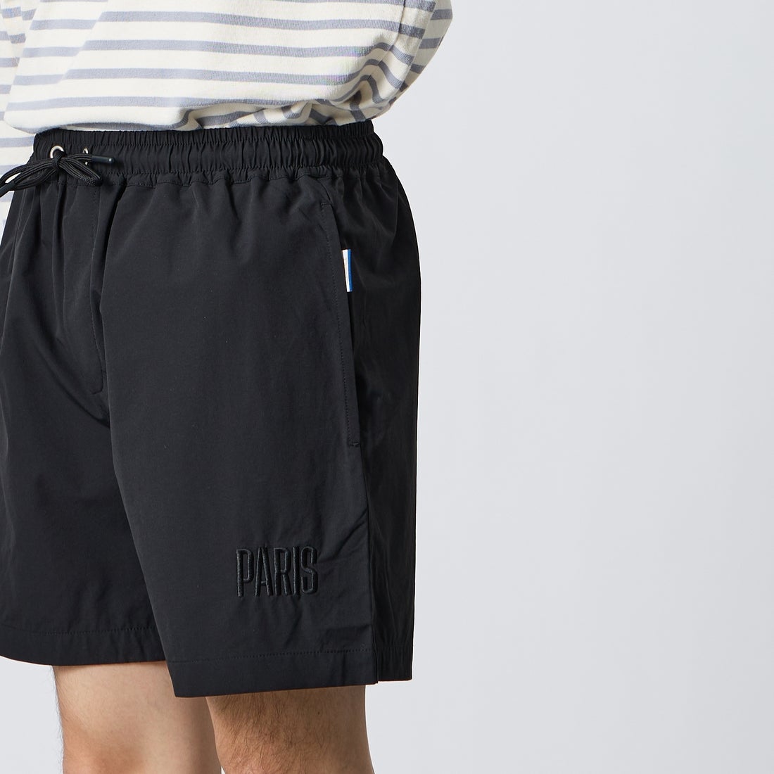 PARIS SAINT-GERMAN [パリ・サンジェルマン] ワッペン刺繍ロゴ ショートパンツ [PS1226SS0002] BLACK &&モデル身長：168cm 着用サイズ：L&&NT-GERMAN [パリ・サンジェルマン] ワッペン刺繍ロゴ ショートパンツ [PS1226SS0002] LT.GRAY