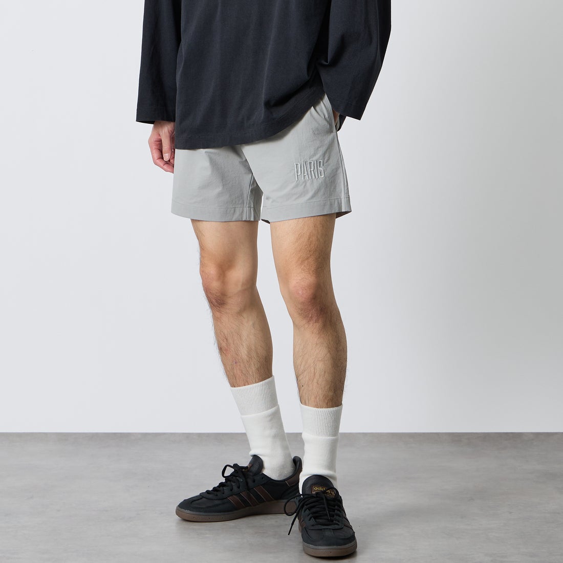 PARIS SAINT-GERMAN [パリ・サンジェルマン] ワッペン刺繍ロゴ ショートパンツ [PS1226SS0002] LT.GRAY &&モデル身長：168cm 着用サイズ：M&&