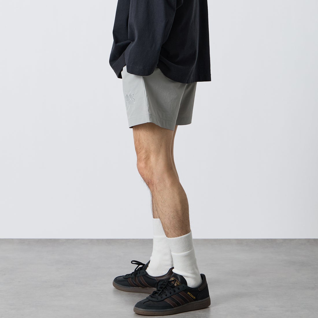 PARIS SAINT-GERMAN [パリ・サンジェルマン] ワッペン刺繍ロゴ ショートパンツ [PS1226SS0002] LT.GRAY &&モデル身長：168cm 着用サイズ：M&&