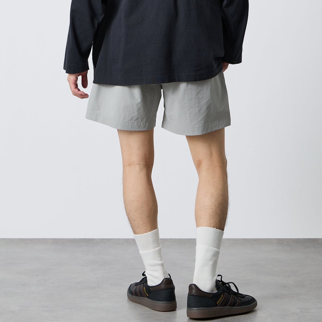 PARIS SAINT-GERMAN [パリ・サンジェルマン] ワッペン刺繍ロゴ ショートパンツ [PS1226SS0002] LT.GRAY &&モデル身長：168cm 着用サイズ：M&&