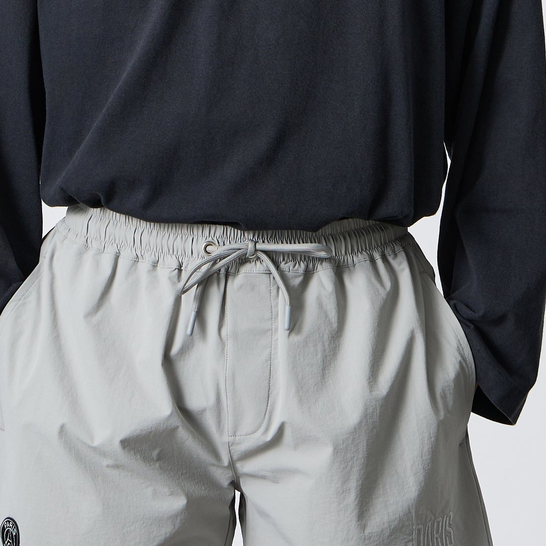 PARIS SAINT-GERMAN [パリ・サンジェルマン] ワッペン刺繍ロゴ ショートパンツ [PS1226SS0002] LT.GRAY &&モデル身長：168cm 着用サイズ：M&&