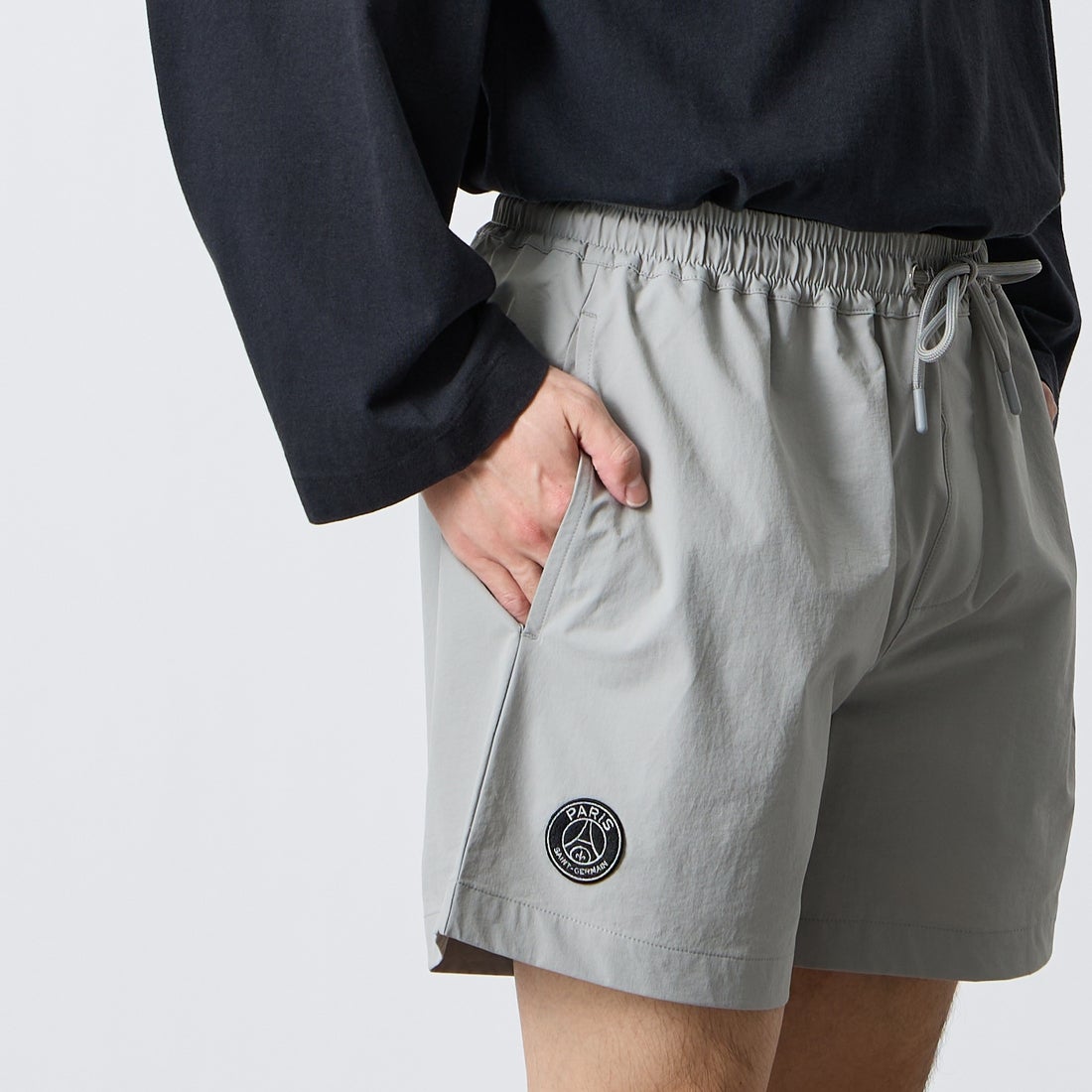 PARIS SAINT-GERMAN [パリ・サンジェルマン] ワッペン刺繍ロゴ ショートパンツ [PS1226SS0002] LT.GRAY &&モデル身長：168cm 着用サイズ：M&&
