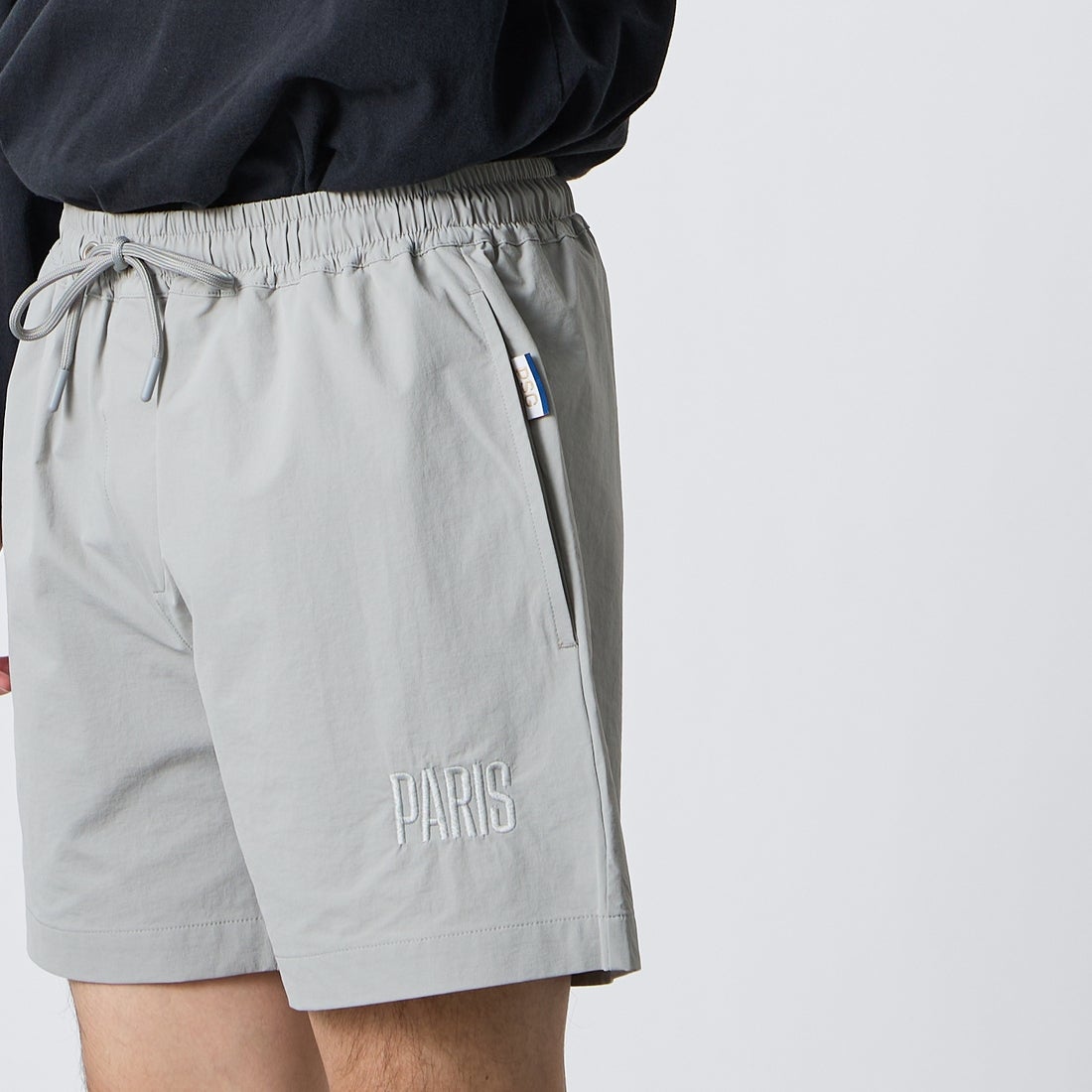 PARIS SAINT-GERMAN [パリ・サンジェルマン] ワッペン刺繍ロゴ ショートパンツ [PS1226SS0002] LT.GRAY &&モデル身長：168cm 着用サイズ：M&&