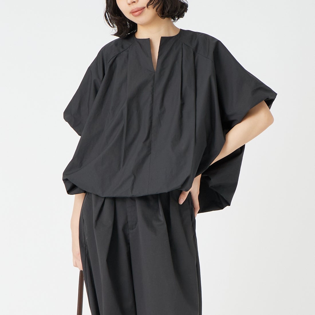 mizuiro ind [ミズイロインド] バルーンノーカラーシャツ [1-230163] 99 BLACK &&モデル身長：162cm 着用サイズ：F&&