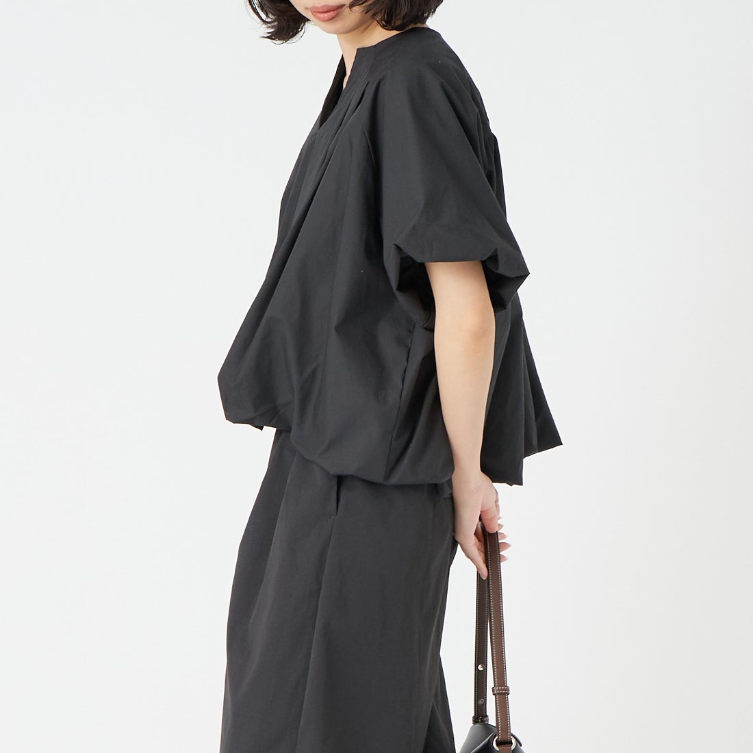 mizuiro ind [ミズイロインド] バルーンノーカラーシャツ [1-230163] 99 BLACK &&モデル身長：162cm 着用サイズ：F&&