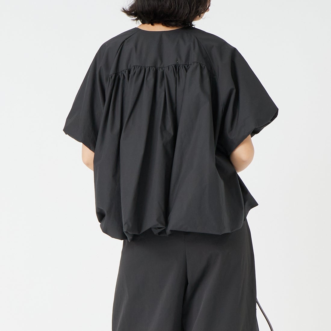 mizuiro ind [ミズイロインド] バルーンノーカラーシャツ [1-230163] 99 BLACK &&モデル身長：162cm 着用サイズ：F&&