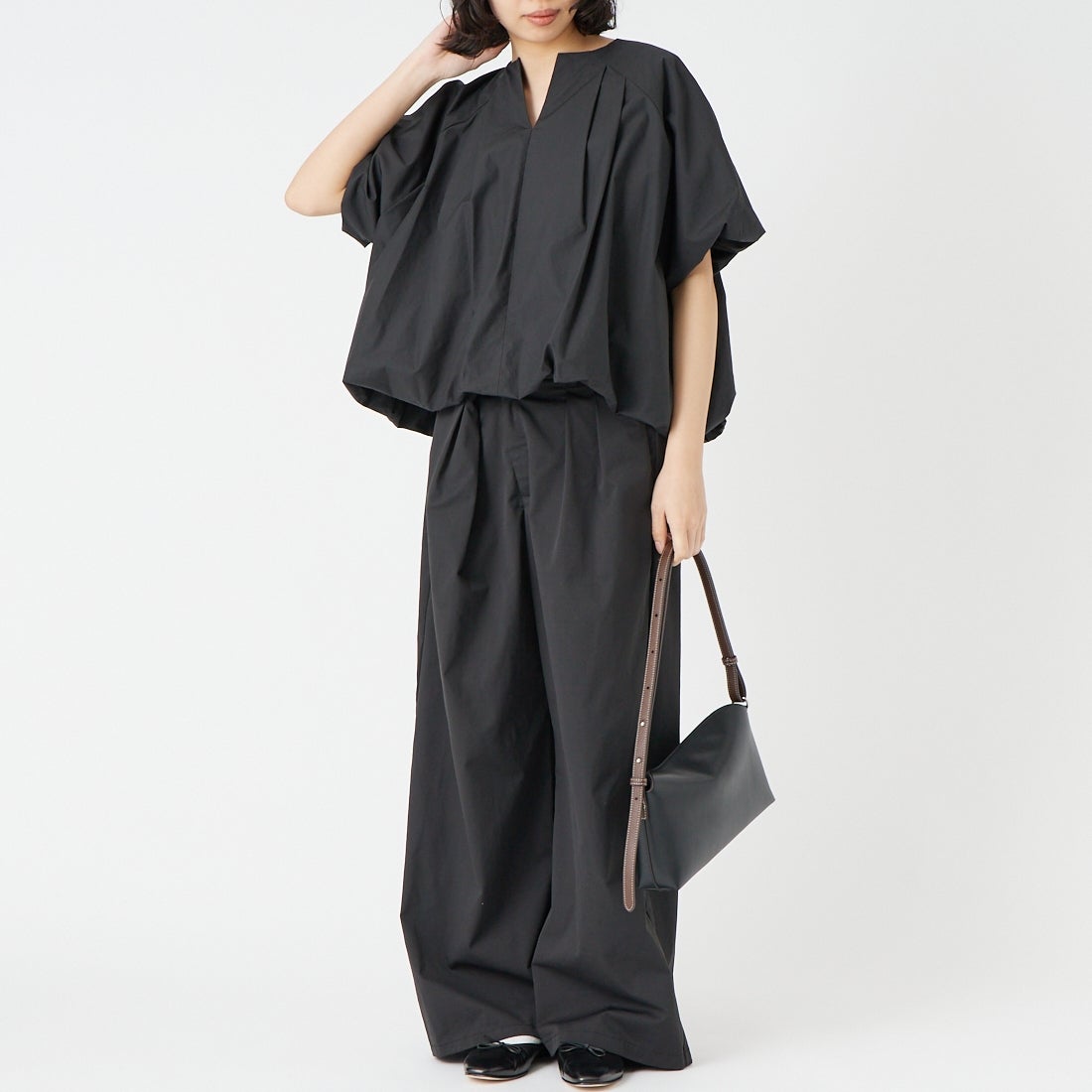 mizuiro ind [ミズイロインド] バルーンノーカラーシャツ [1-230163] 99 BLACK &&モデル身長：162cm 着用サイズ：F&&