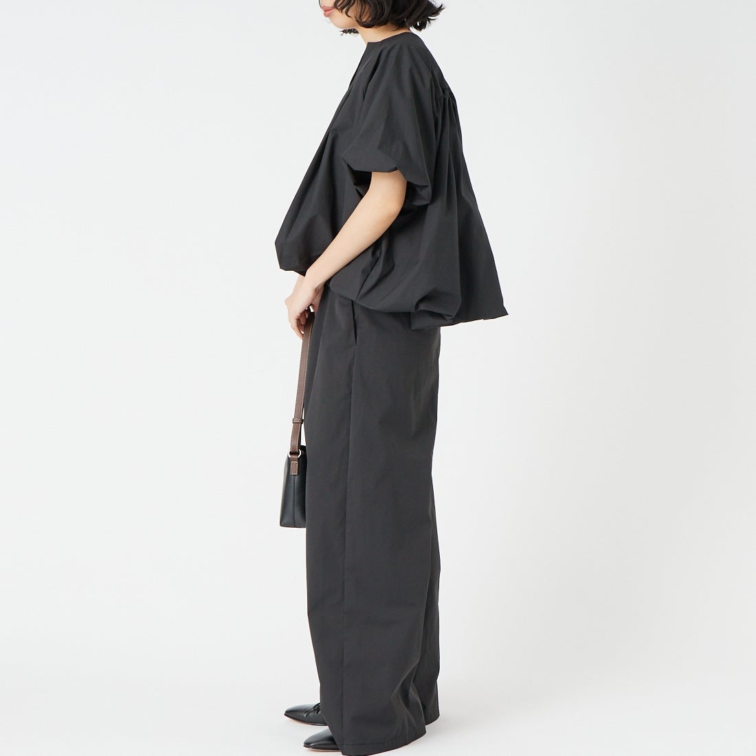mizuiro ind [ミズイロインド] バルーンノーカラーシャツ [1-230163] 99 BLACK &&モデル身長：162cm 着用サイズ：F&&